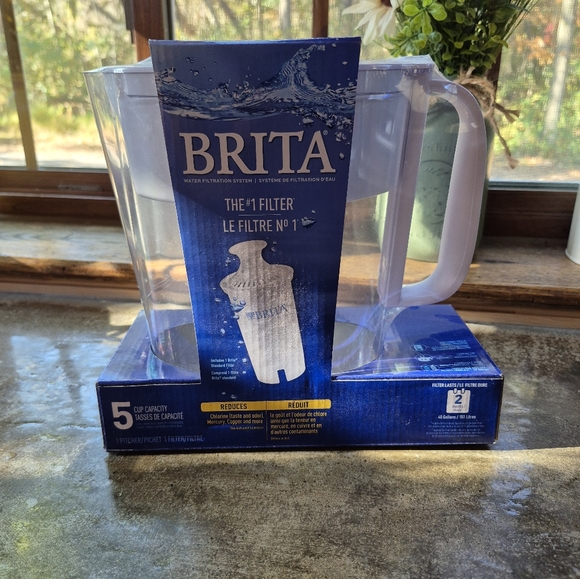 New Brita Small 5 Cup Water Filter Pitcher with 1 Standard Filter BPA Free - Picture 1 of 3